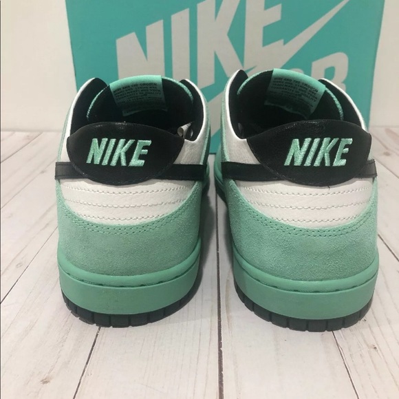 🔴SOLD🔴NWT NIKE DUNK LOW SB ISHOD WAIR Green Glow - Picture 4 of 8